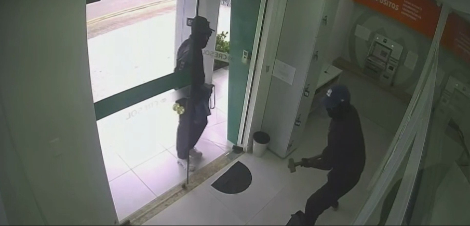 VÍDEO: criminosos rendem funcionários e fogem com dinheiro após assalto a cooperativa de crédito em SC