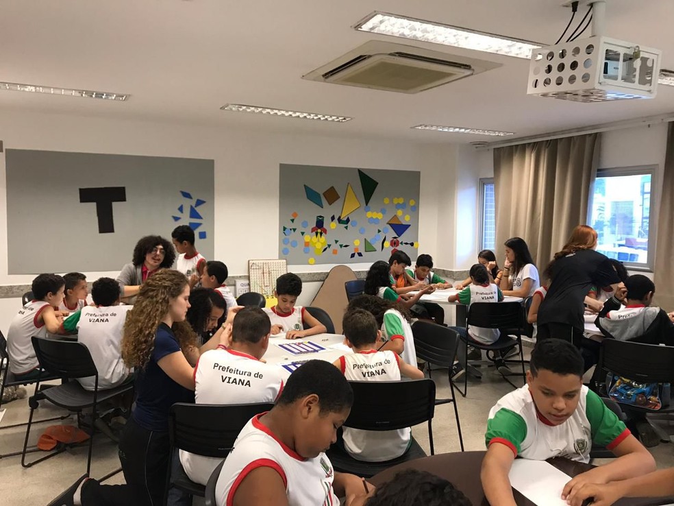 Estudantes aprendem matemática jogando. Matemático Tulio Koneçny desenvolve jogos específicos para ajudar nesse processo. — Foto: Arquivo pessoal