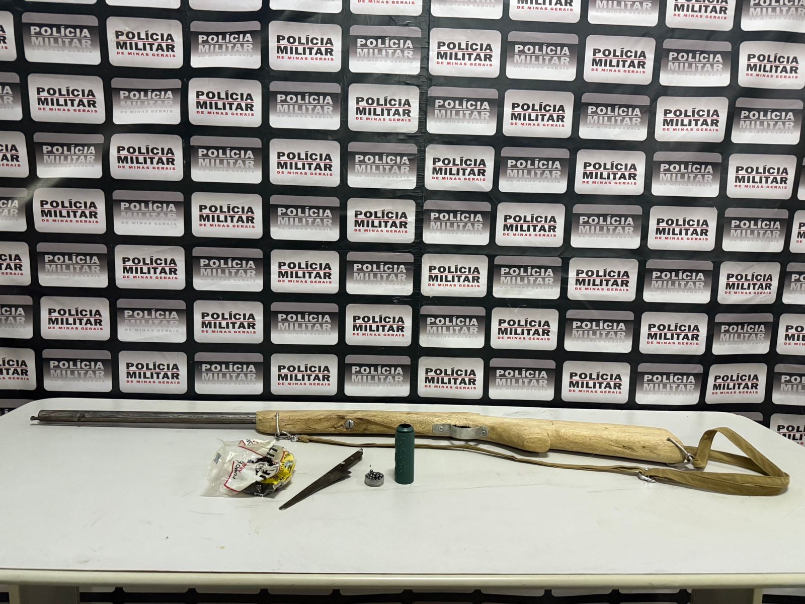 PM apreende espingarda e faca após homem ameaçar profissionais do Caps com armas em Araçuaí