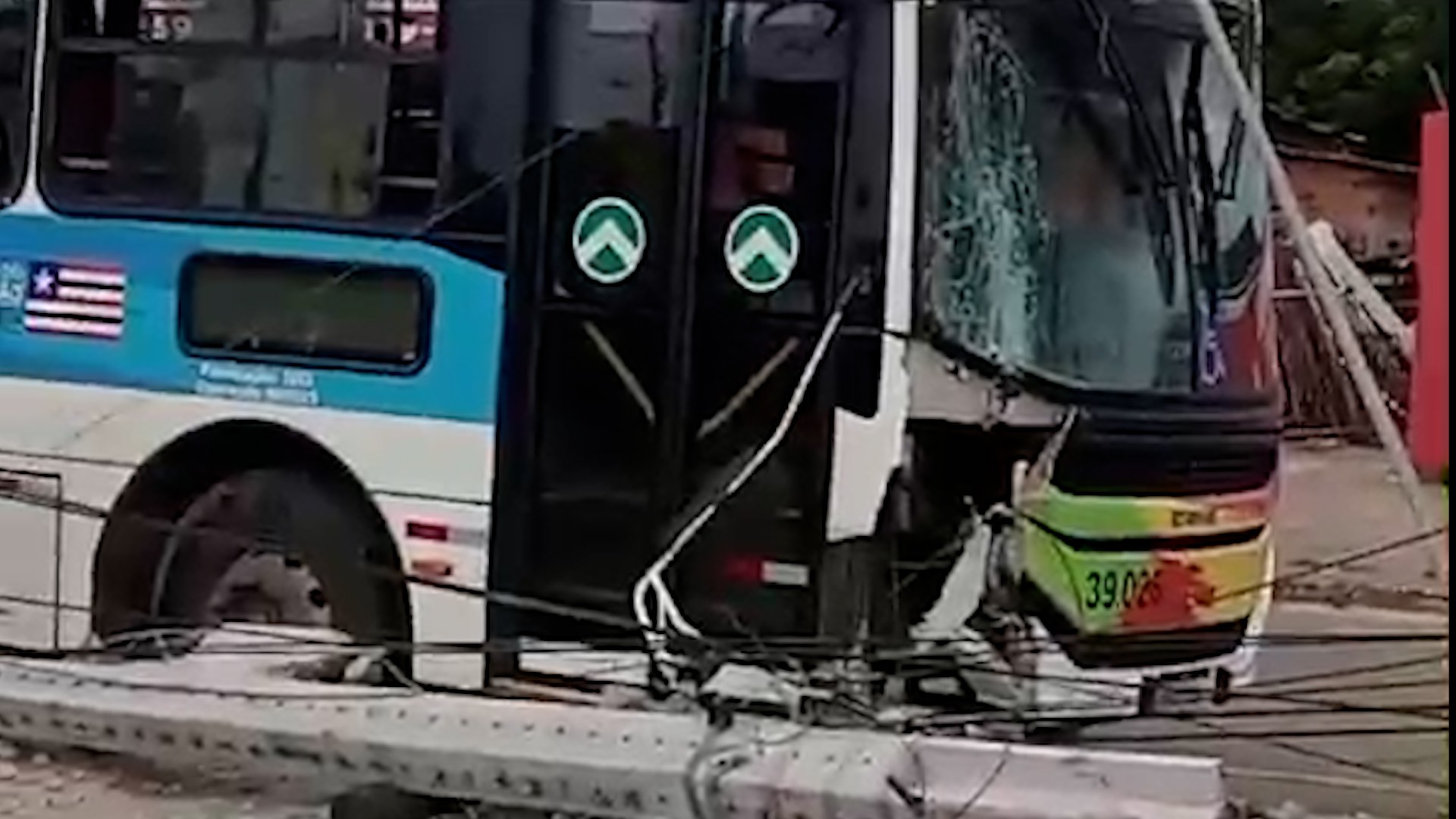 VÍDEO: Ônibus do transporte semiurbano da Grande São Luís colide em poste na Estrada de Ribamar