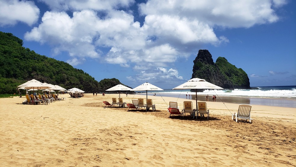 Ambulantes afirmam que problema afeta movimento na praia — Foto: Ana Clara Marinho/TV Globo