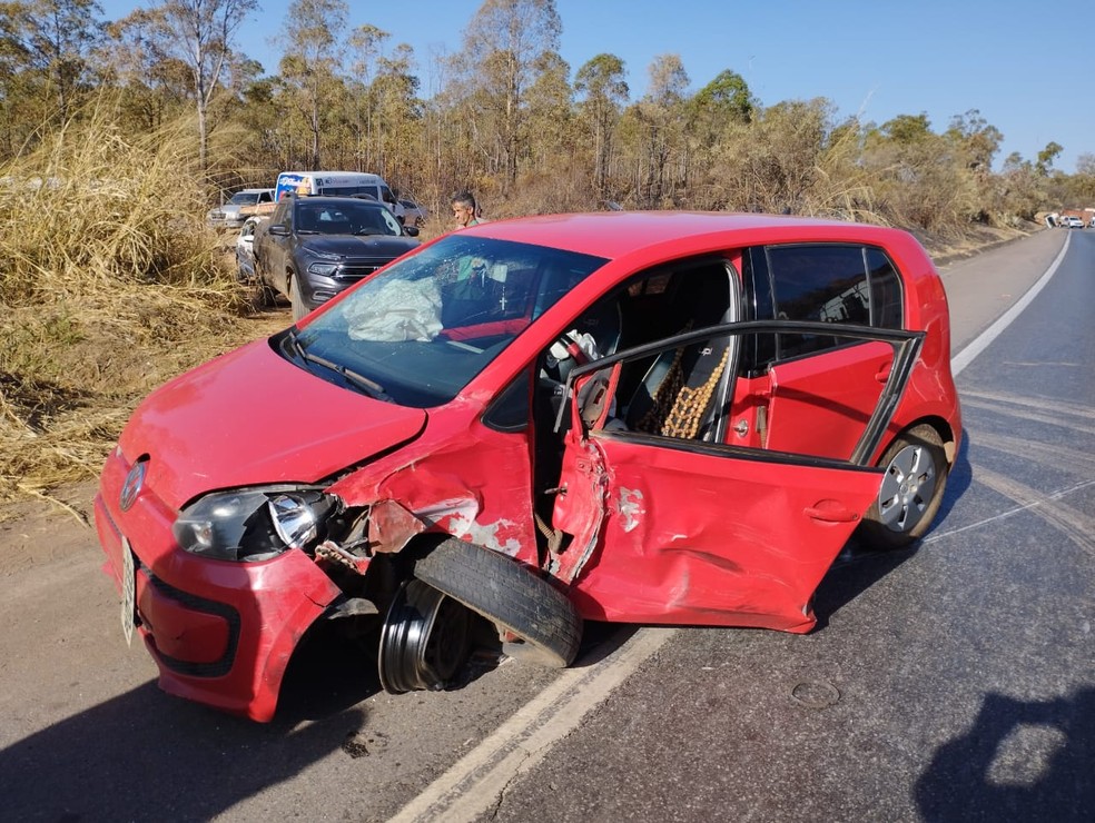 Ocupante do veículo UP teve visão ofuscada pelo sol e invadiu a contramão da pista na BR-262 em Córrego Danta — Foto: PRF/ Divulgação