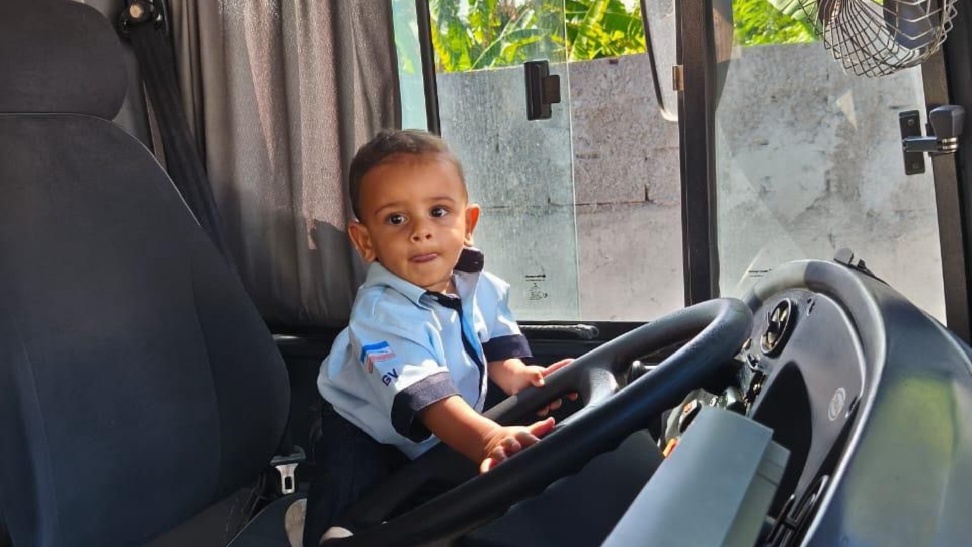 Com direito a uniforme, bebê de motorista e cobradora ganha festa dentro de ônibus no ES