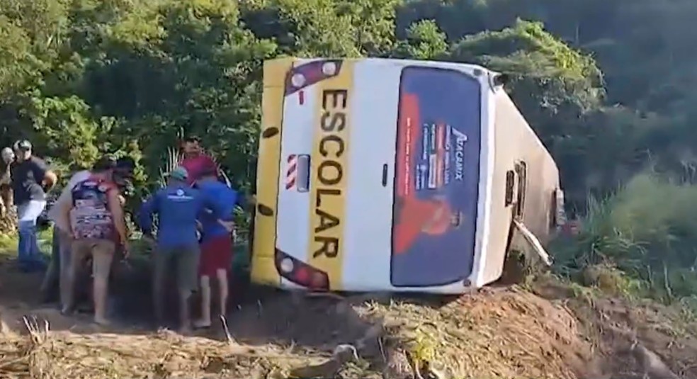 Ônibus da Prefeitura de Pilões tombou na PB-077 — Foto: TV Cabo Branco/Reprodução