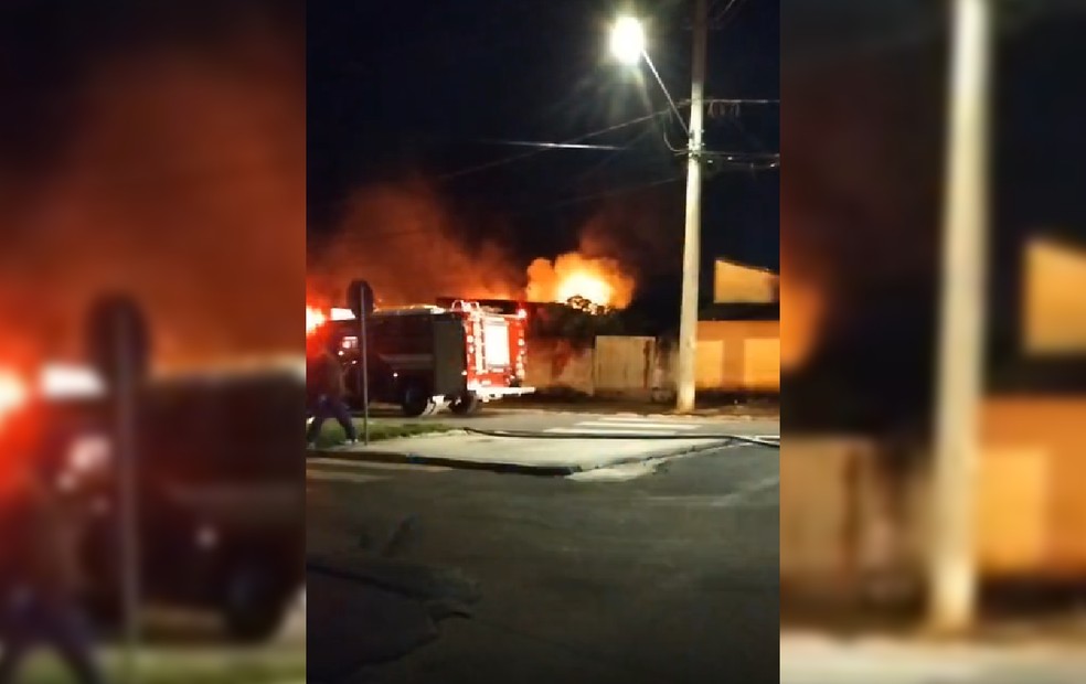 1 de 4
Inc&ecirc;ndio destruiu loja de doces em Itapu&iacute; (SP) &mdash; Foto: Arquivo pessoal