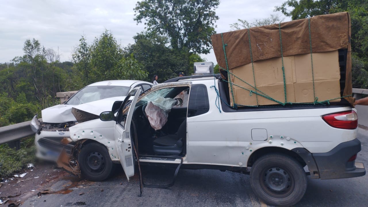 Motorista com sinais de embriaguez é preso após invadir a contramão e bater de frente com carro na BR-251