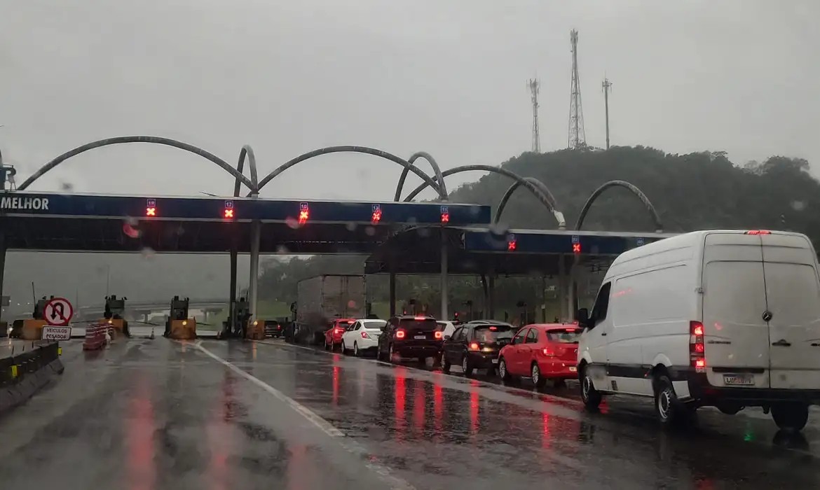 Após mais de 24h de interdição da BR-040 devido às chuvas intensas na Serra de Petrópolis, trânsito sentido Juiz de Fora e outras cidades de MG é liberado