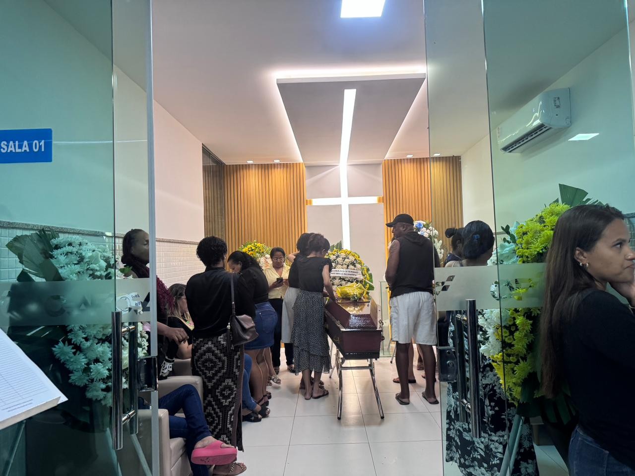 Familiares e amigos se despedem de vítimas de acidente de trânsito na ponte Aracaju-Barra