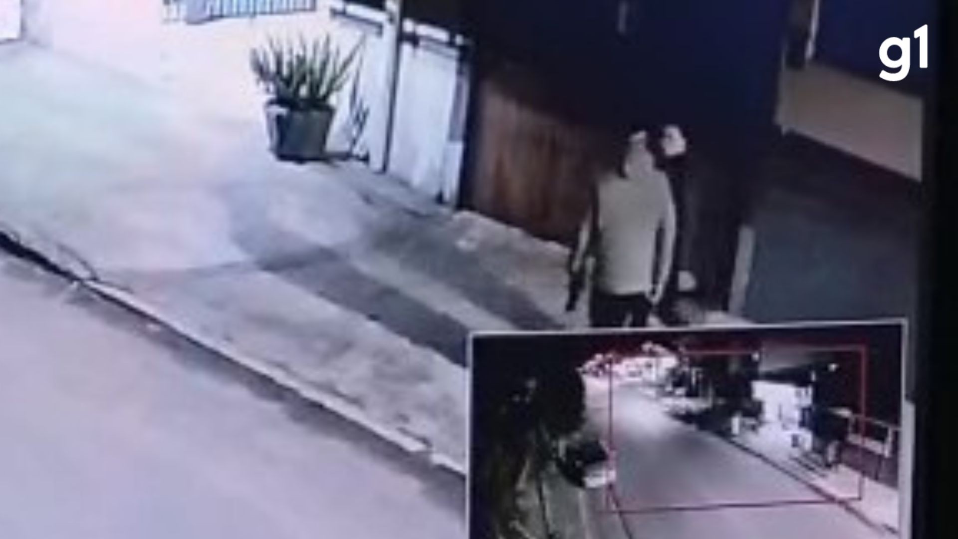 câmera de segurança flagra homem dando garrafada na cabeça da companheira grávida