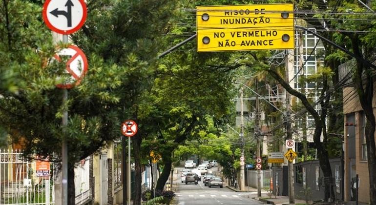 Prefeitura instala placa luminosa para alertar motoristas sobre alagamentos em Belo Horizonte