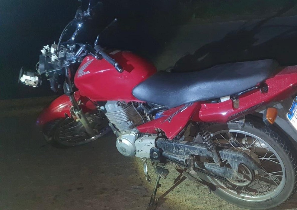 Moto envolvida em acidente que deixou um morto na MGC-120, em Ubá — Foto: PMRv/Divulgação