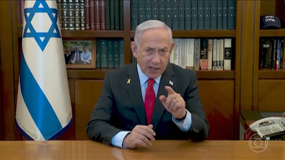 O primeiro-ministro de Israel, Benjamin Netanyahu, em pronunciamento.  — Foto: Jornal Nacional/ Reprodução