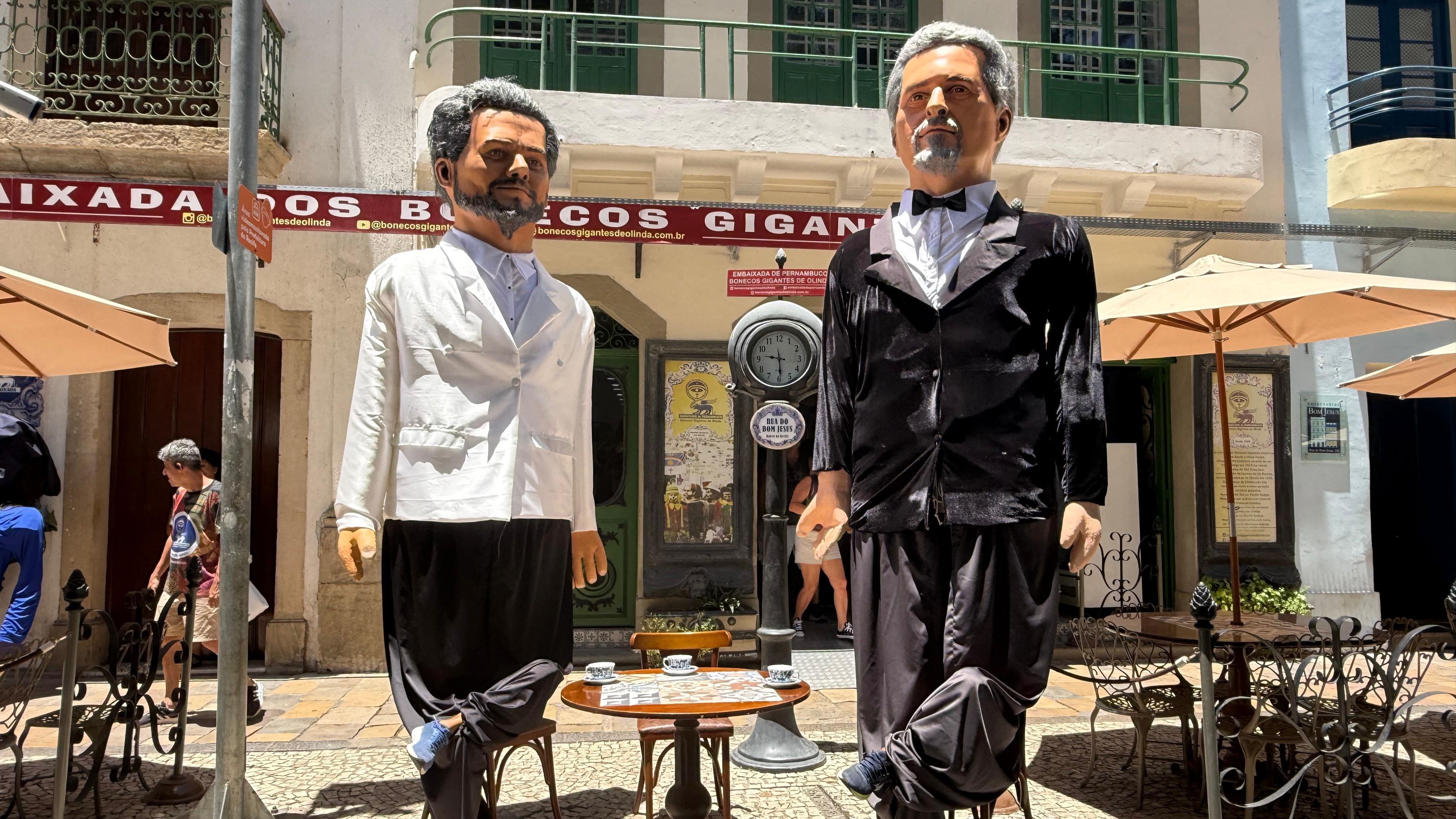 'Não é exatamente um troféu, mas é uma coisa gigante': Kleber Mendonça Filho e Wagner Moura viram bonecos no carnaval de Pernambuco