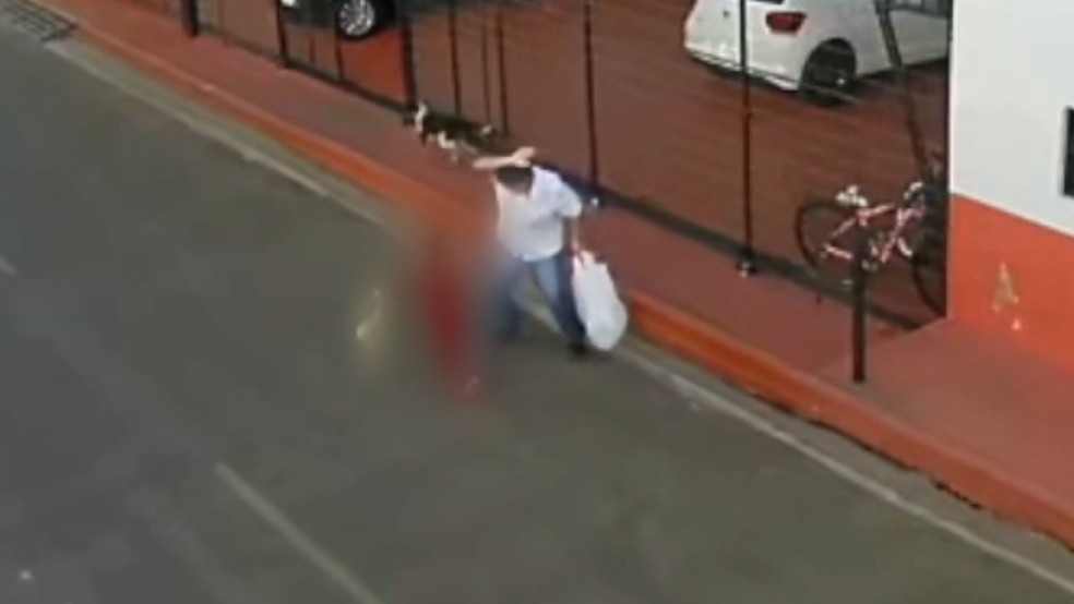 Homem foi preso em flagrante por maus tratos após agredir, chacoalhar e derrubar enteada de 2 anos em Paranaíba (MS). — Foto: Reprodução