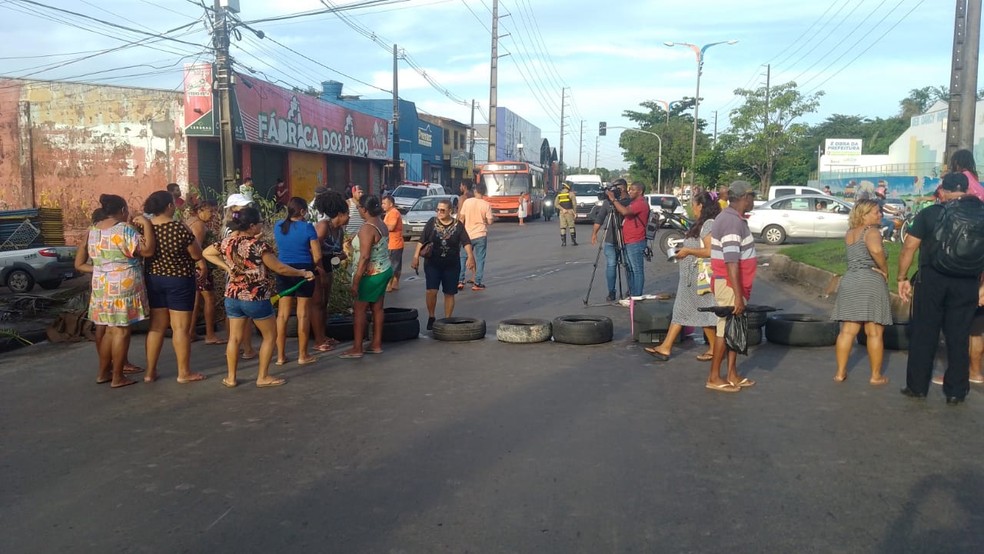 Avenida dos Africanos, em São Luís, está tomada por pedaços de galhos de árvores e pneus nos dois sentidos — Foto: Juvêncio Martins/TV Mirante