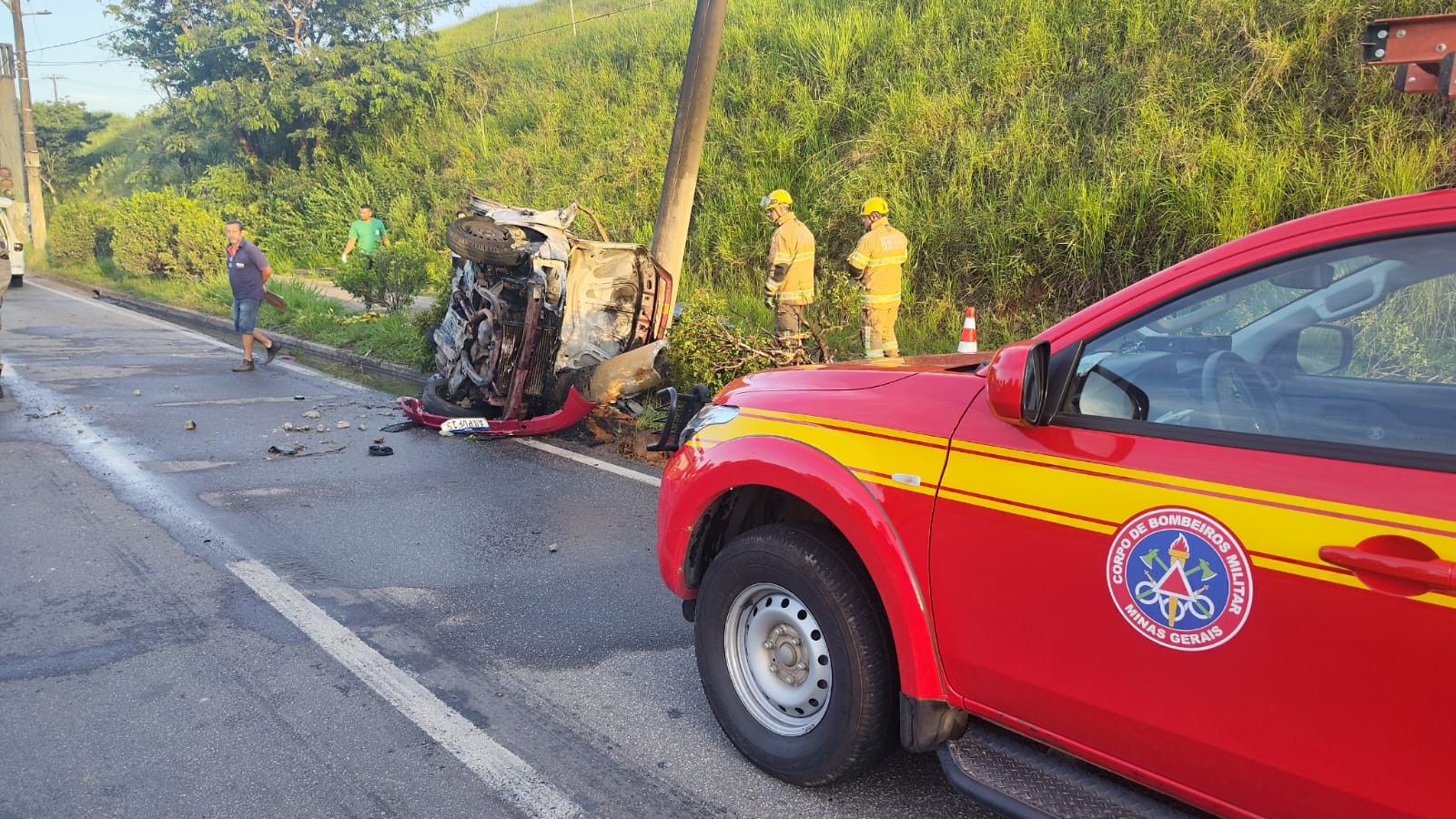 Jovem morre carbonizado após carro bater em poste e pegar fogo na BR-381, em Ipatinga