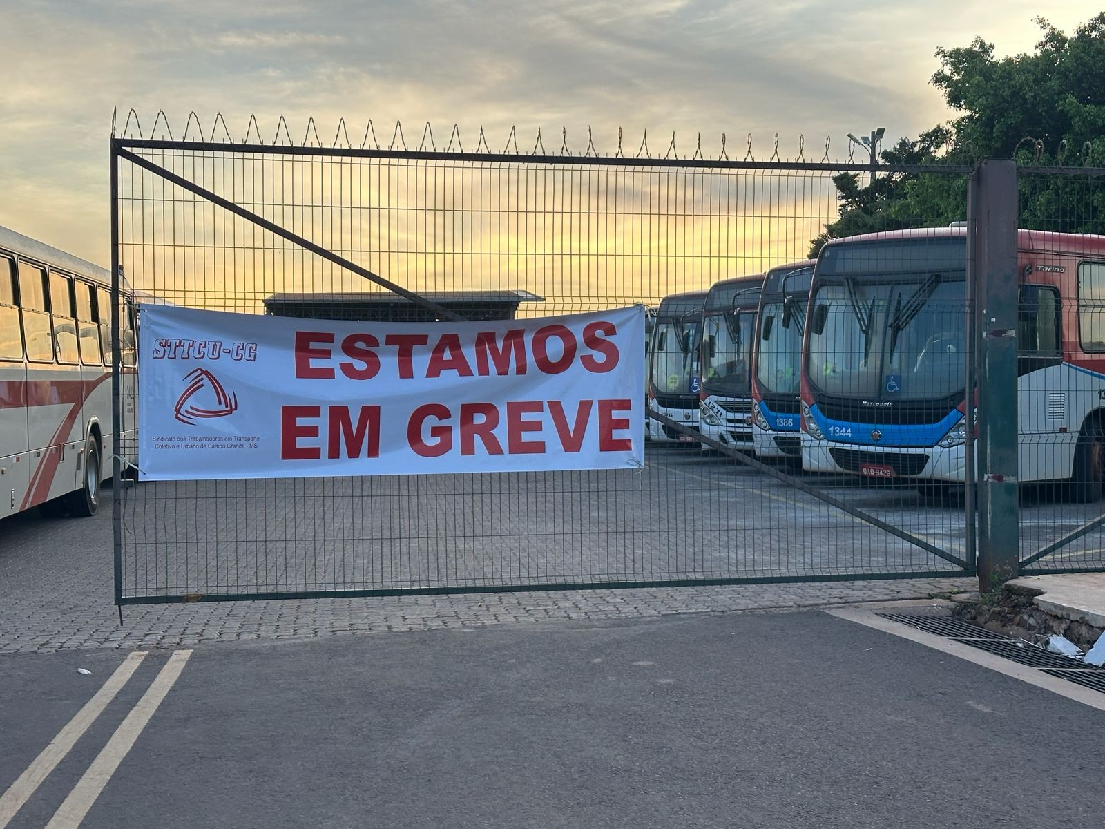 Motoristas de ônibus entram em greve e afetam mais de 100 mil pessoas em Campo Grande