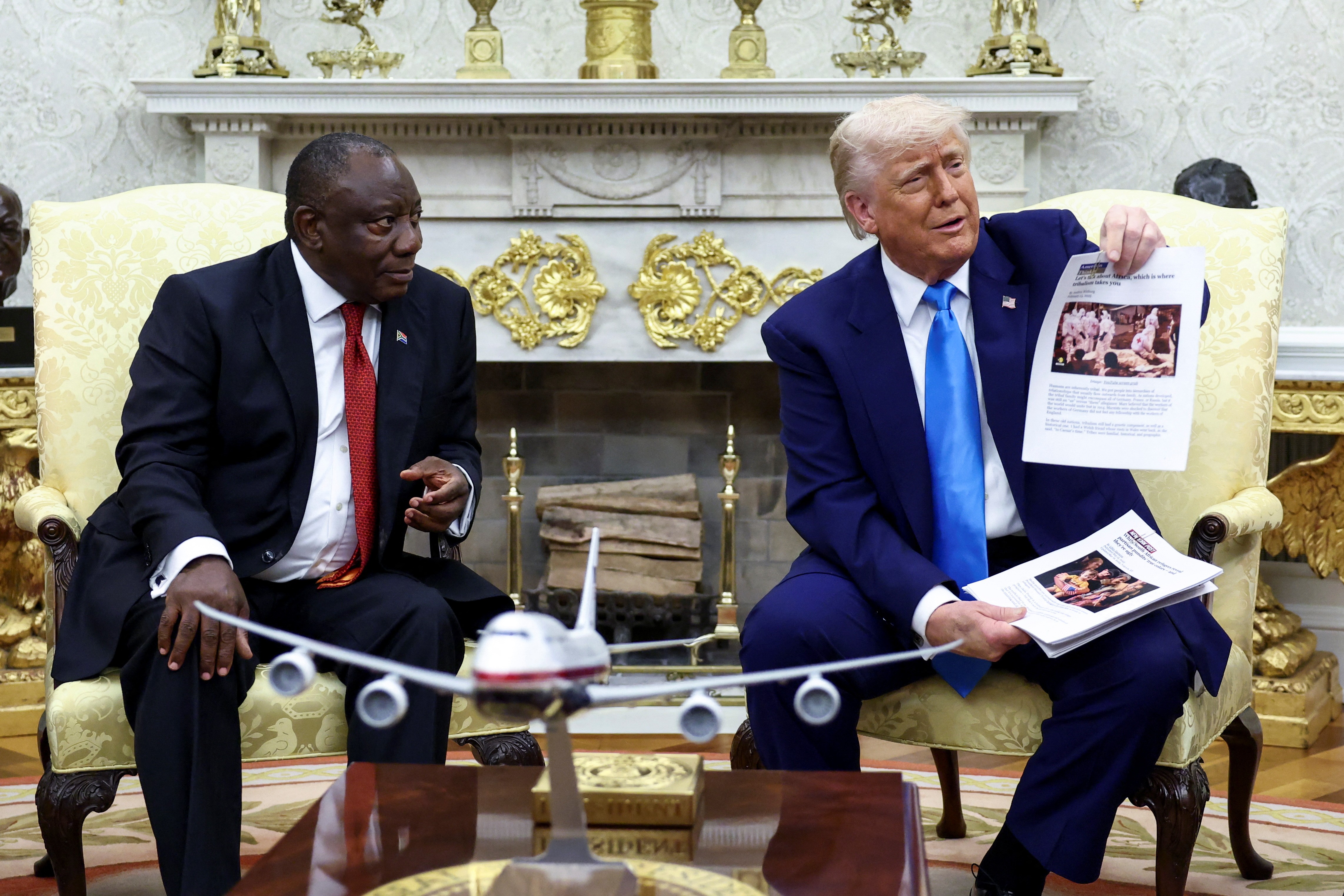 VÍDEO mostra momento em que Trump constrange presidente da África do Sul ao abordar suposto suposto genocídio branco