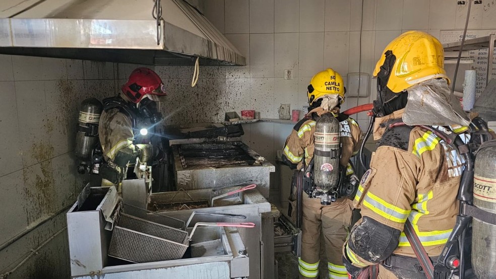Inc&ecirc;ndio em hamburgueria do bairro Cazeca, em Uberl&acirc;ndia &mdash; Foto: Corpo de Bombeiros/Divulga&ccedil;&atilde;o