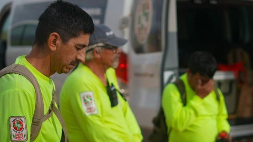 Antes de entrar no deserto de Sonora, os voluntários fazem uma oração — Foto: VALENTINA OROPEZA / BBC NEWS MUNDO