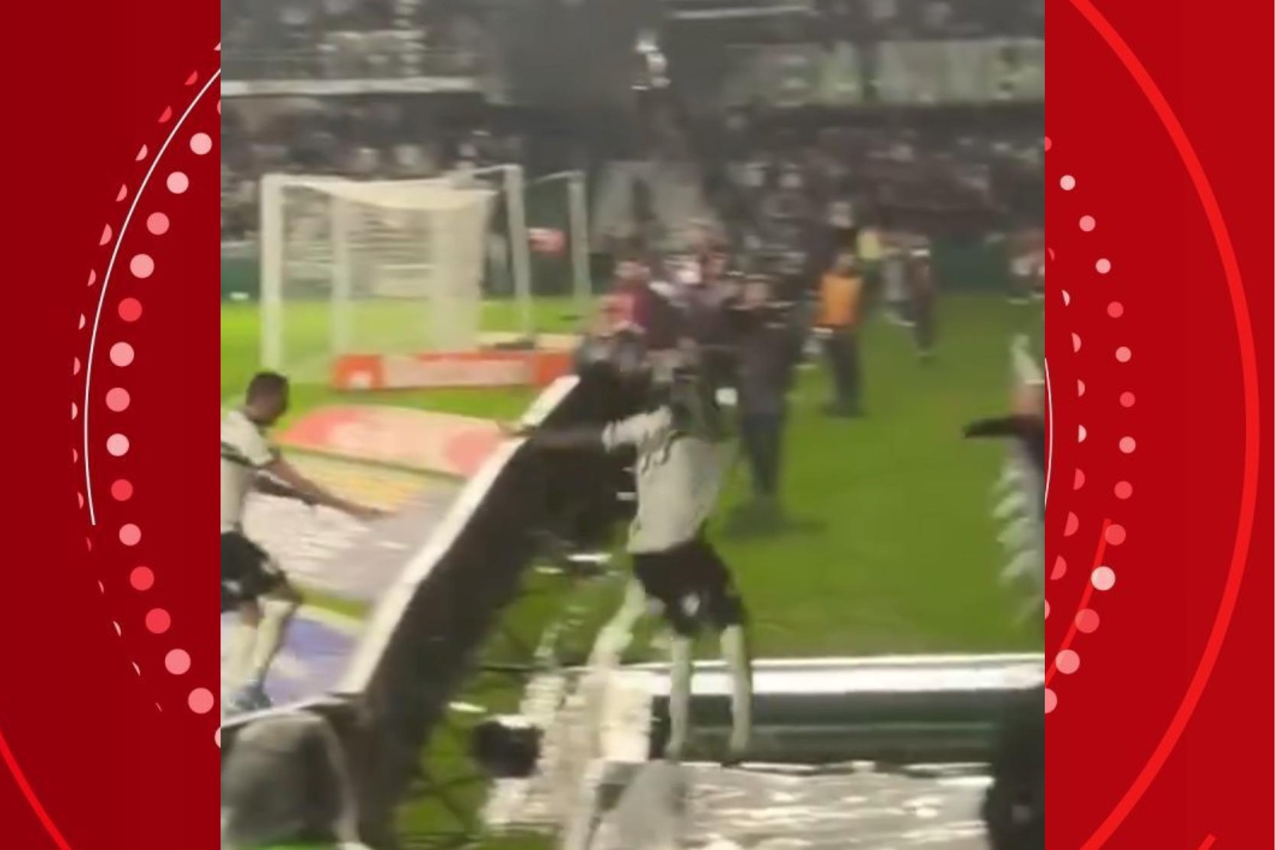 VÍDEO: jogador do Coritiba despenca em 'buraco' durante comemoração de gol, que foi anulado logo depois