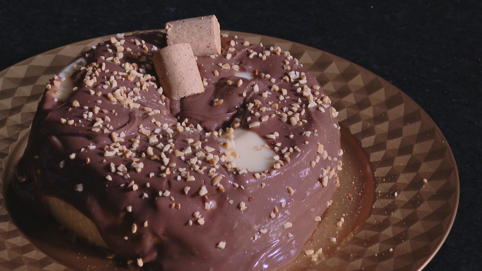 Pudim com paçoca e cobertura de brigadeiro: aprenda a preparar sobremesa que pode ser opção em festa junina