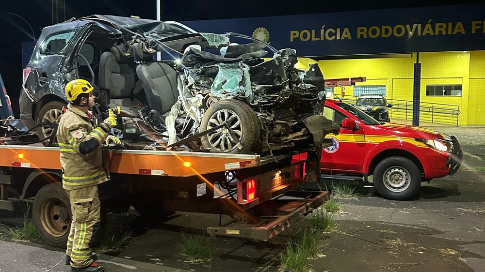 Monte Alegre de Minas: Família morre após carro bater em carreta estacionada na BR-365 