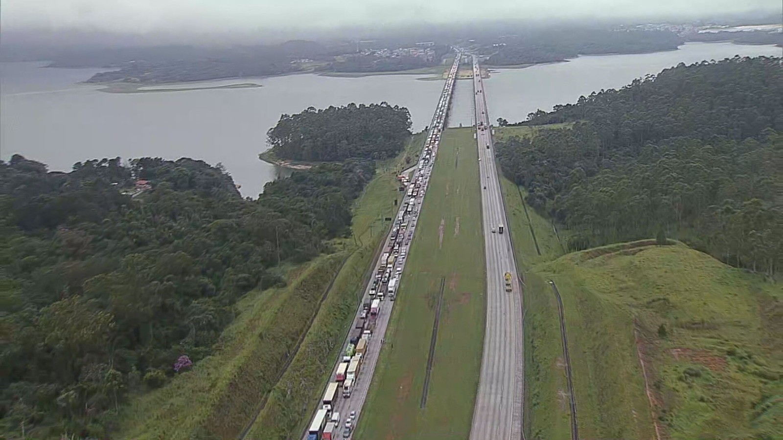 Engavetamento no Rodoanel deixa um morto e 21 feridos 