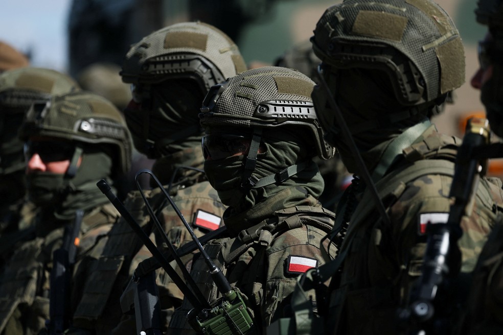 Soldados poloneses durante uma demonstração de treinamento militar no campo de treinamento Nowa Deba, em 7 de setembro de 2026 — Foto: REUTERS/Kacper Pempel
