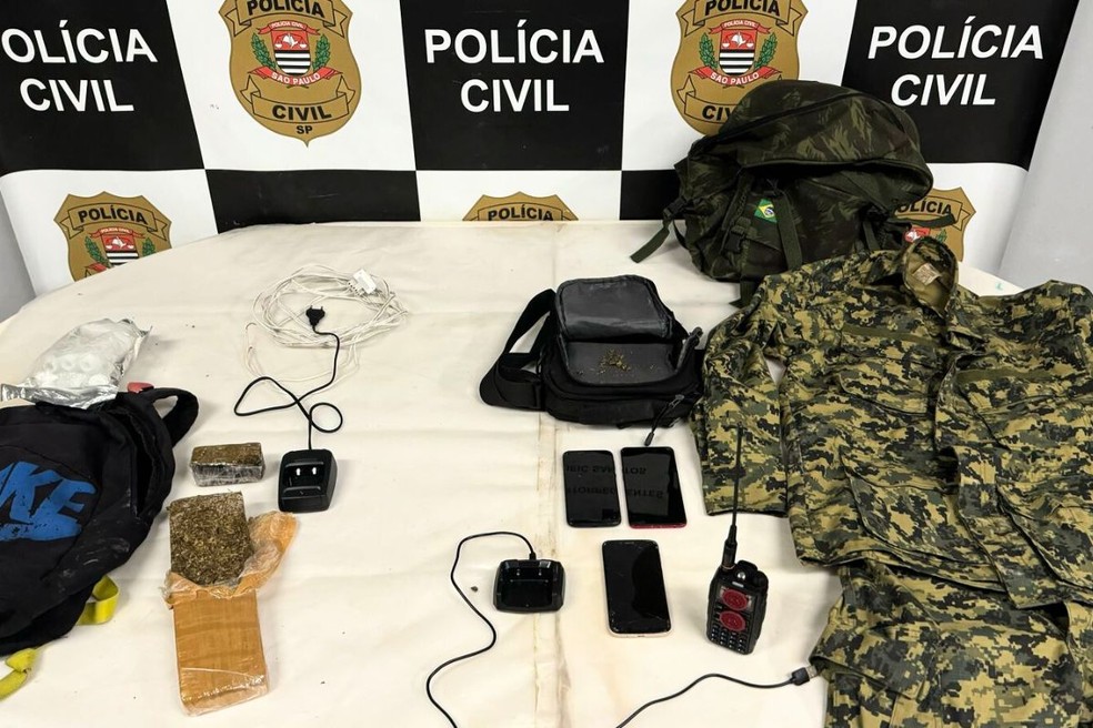 Agentes apreenderam itens usados durante 'ostentação' de armas pelo suspeito de 22 anos — Foto: Divulgação/Polícia Civil