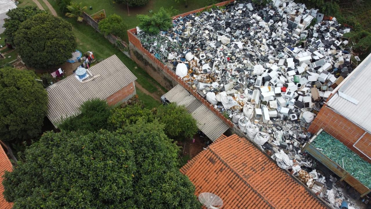 Depósito com sucata a céu aberto é interditado pela prefeitura em Cabreúva