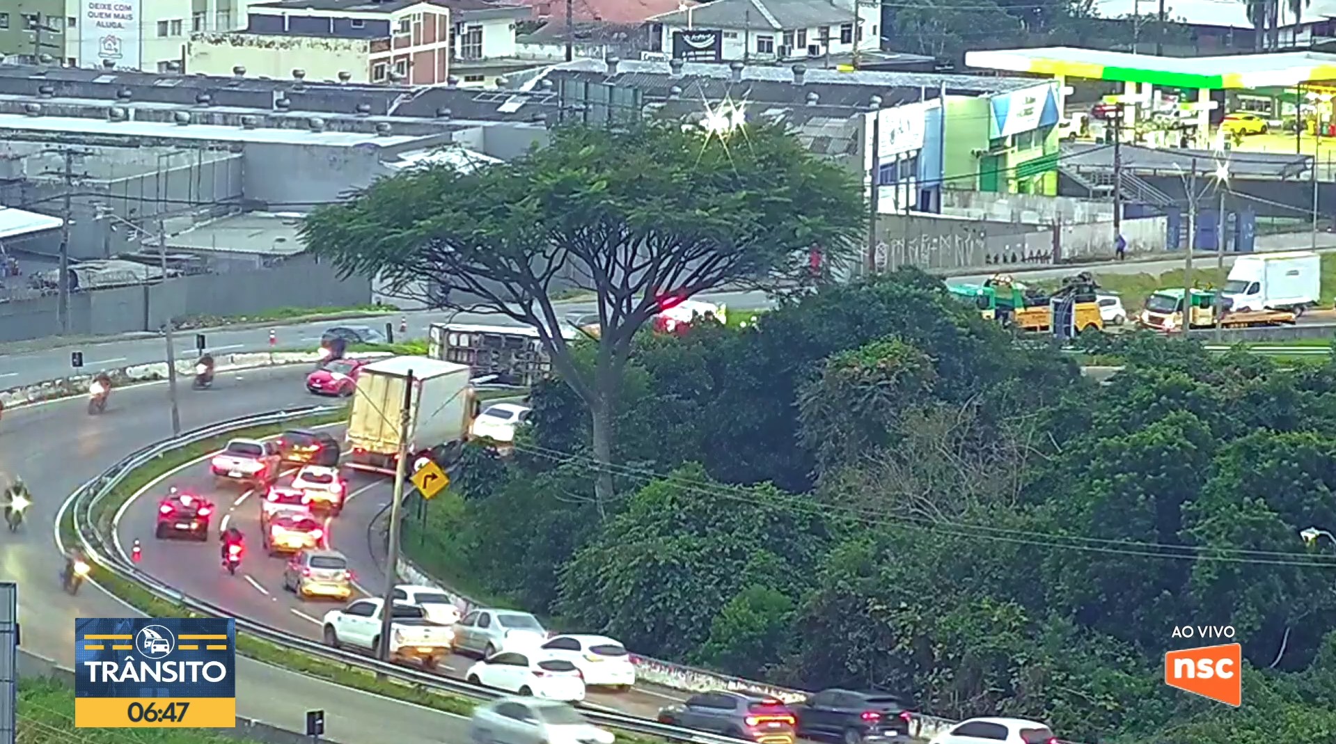 Carreta tomba e atinge veículos na alça de acesso da Via Expressa, na Grande Florianópolis