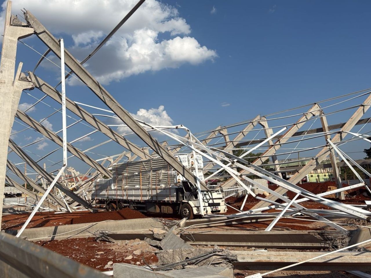 Trabalhadores morrem após estrutura desabar em obra de supermercado em Campo Grande