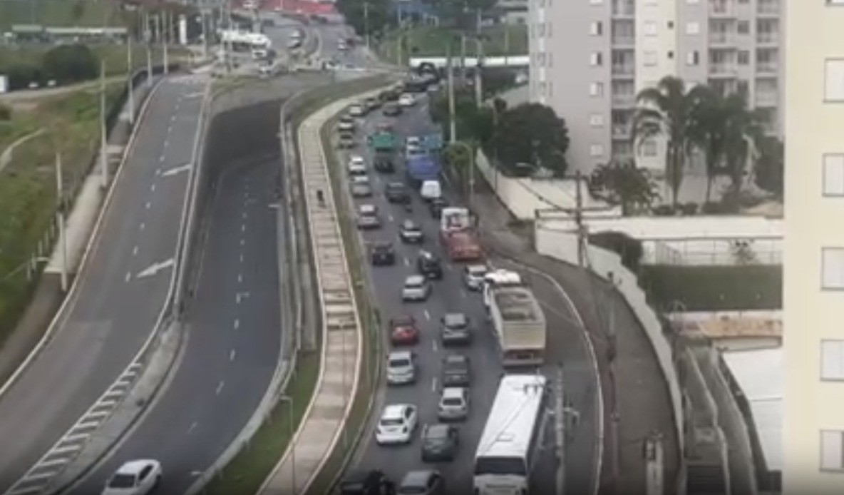 Três crianças ficam feridas em acidente entre carro e caminhão em São José