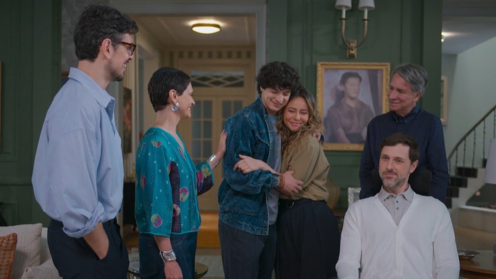 Heleninha (Paolla Oliveira) volta pra casa em 'Vale Tudo' — Foto: Reprodução/TV Globo