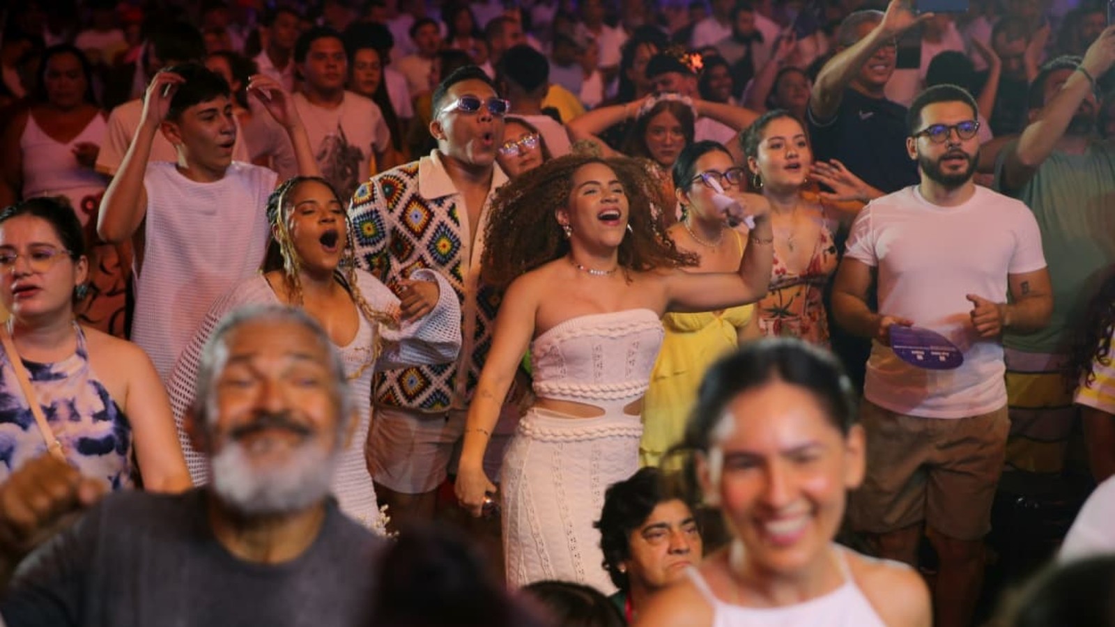 Réveillon 2026 em Fortaleza: segundo dia de festas atrai multidão para o Aterro da Praia de Iracema; veja imagens