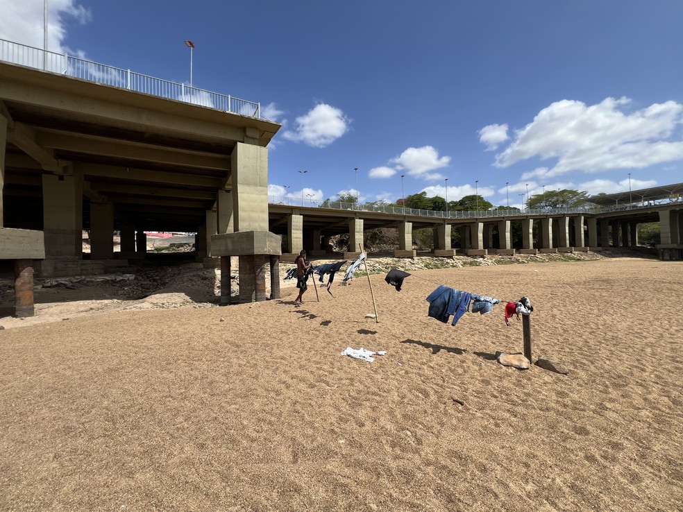 Jesus Lorono, de 25 anos, aproveitou a seca do rio Branco para secar as roupas em Boa Vista — Foto: Caíque Rodrigues/g1 RR