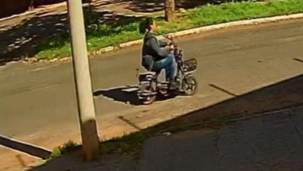 Mulher trans foi vista em uma bicicleta elétrica em Ilha Solteira (SP) — Foto: Polícia Civil/Divulgação