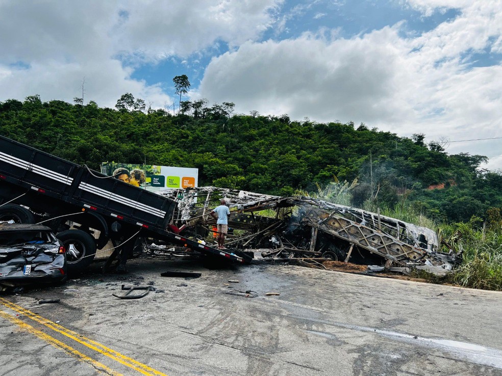 nibus pegou fogo aps colidir contra carreta  Foto: Corpo de Bombeiros MG/Divulgao
