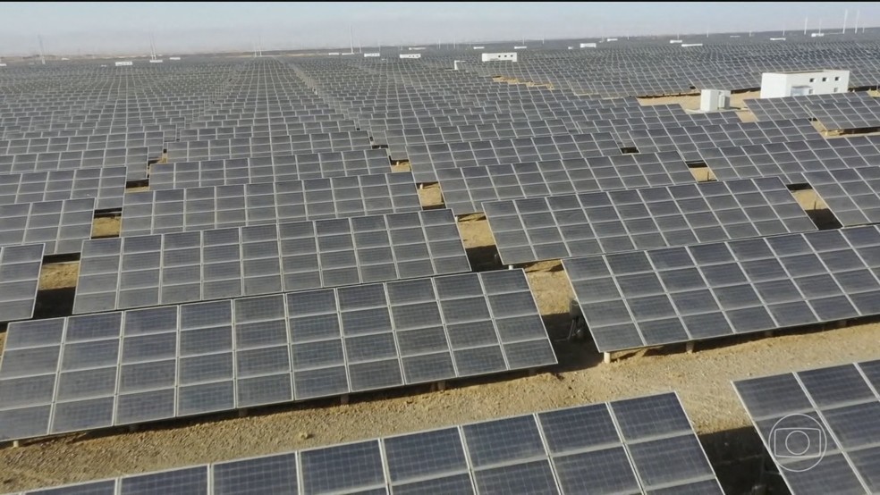 Para depender menos do petróleo, China aposta em energias renováveis e nos carros elétricos — Foto: Jornal Nacional/ Reprodução