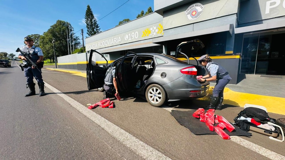 Mais de 100 tabletes de maconha foram encontrados dentro de um carro — Foto: Polícia Rodoviária