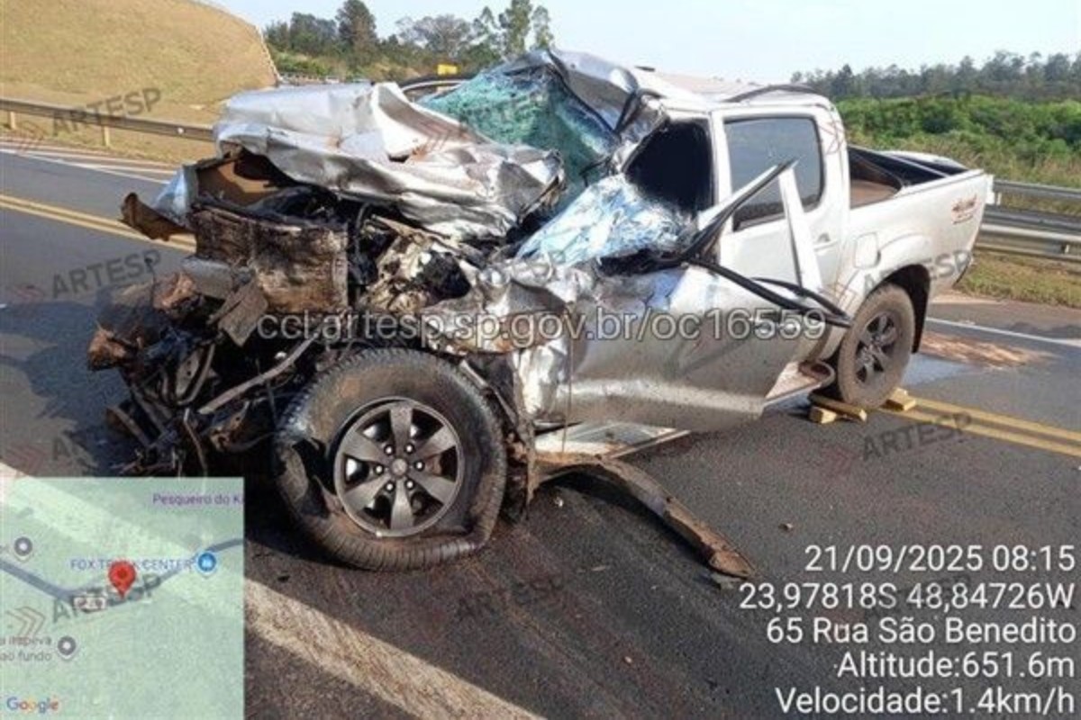 Motorista morre em batida frontal entre carreta e caminhonete na SP-258, em Itapeva