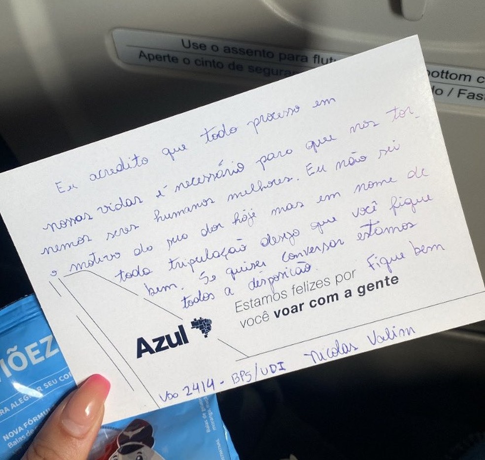 Comissário Nicolas Valim escreve bilhete passageira voo Andressa Pereira Uberlândia — Foto: Redes sociais/Reprodução