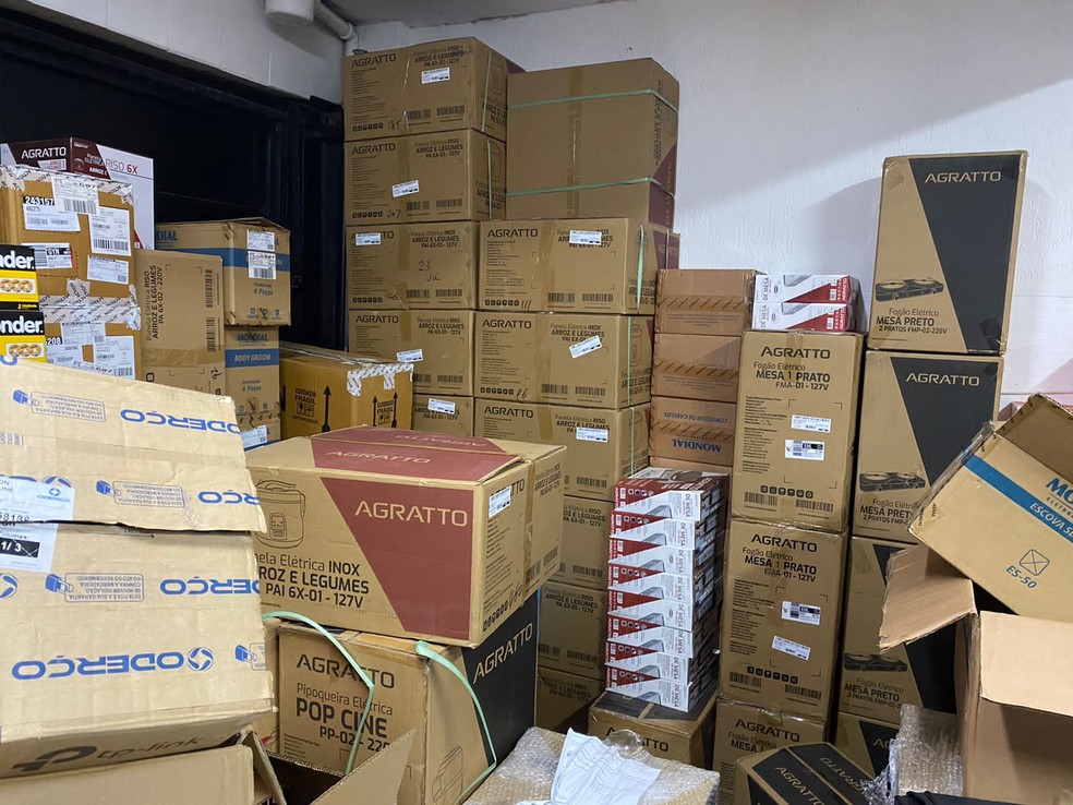 Mercadorias suspeitas de terem sido desviadas por policiais — Foto: PRF