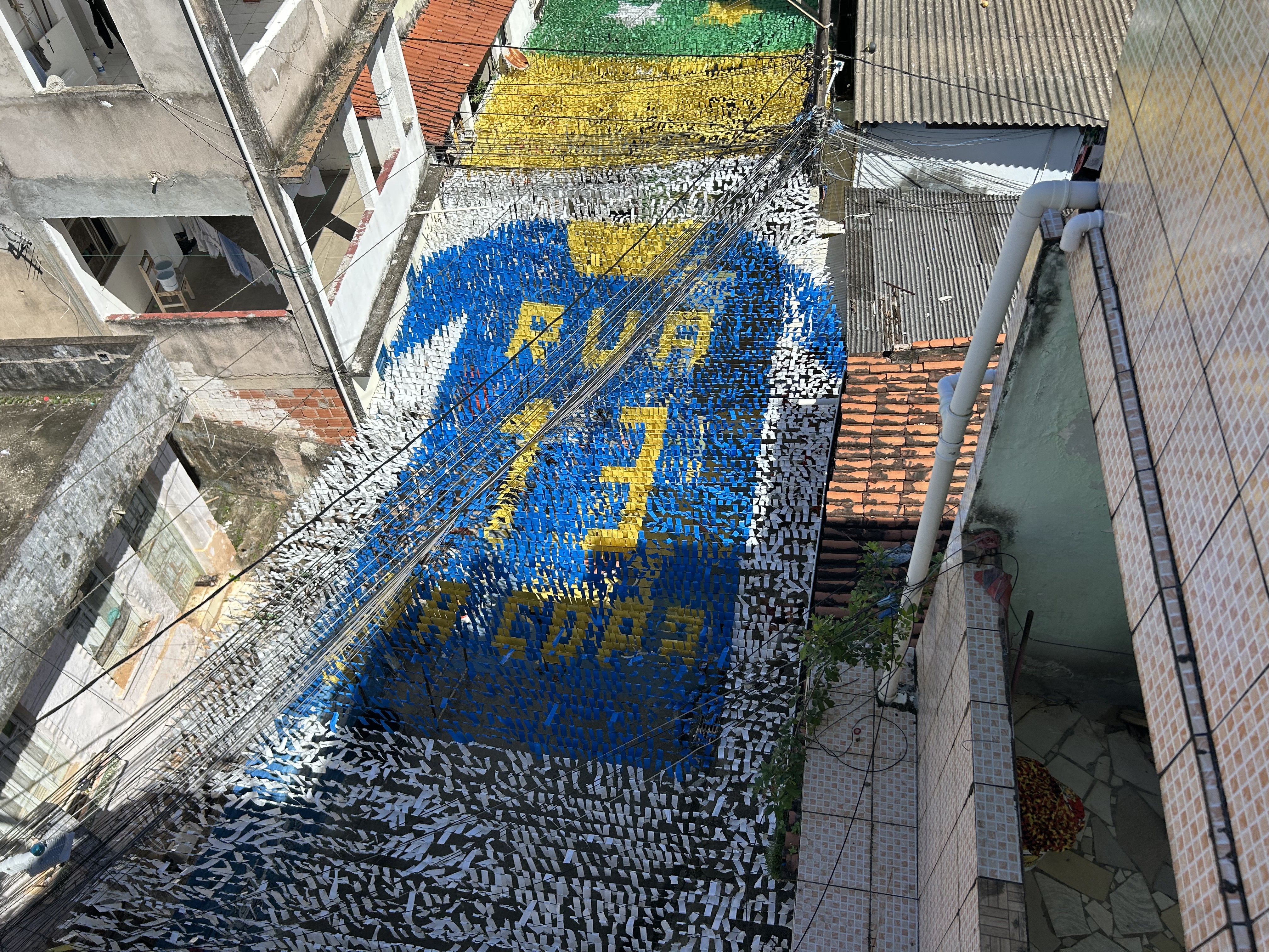 Rua em bairro de Salvador vira galeria a céu aberto e reúne gerações em tradição que se renova a cada Copa do Mundo