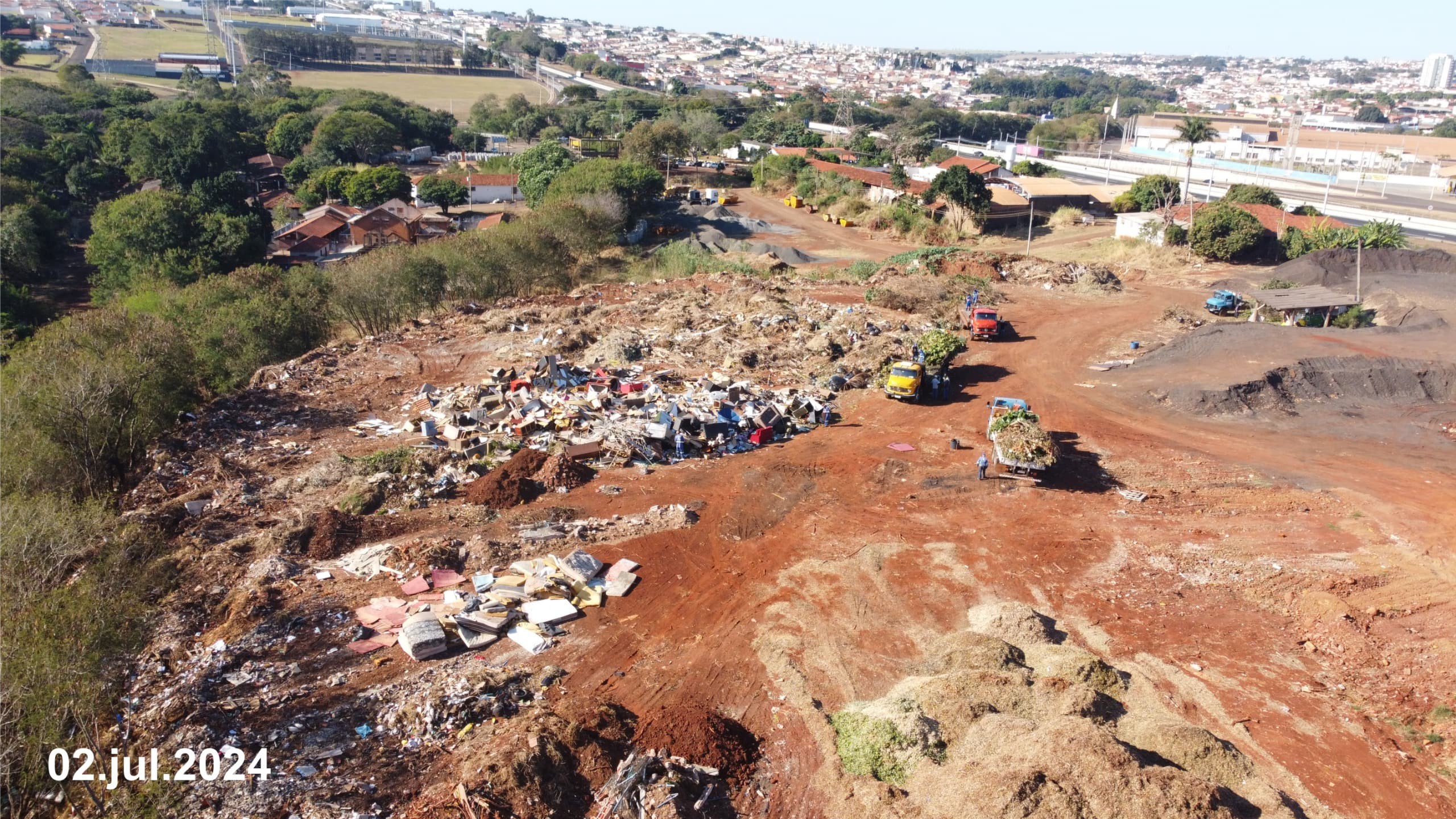 Imagens aéreas mostram impacto de incêndio em área de descarte irregular da prefeitura de Jaú