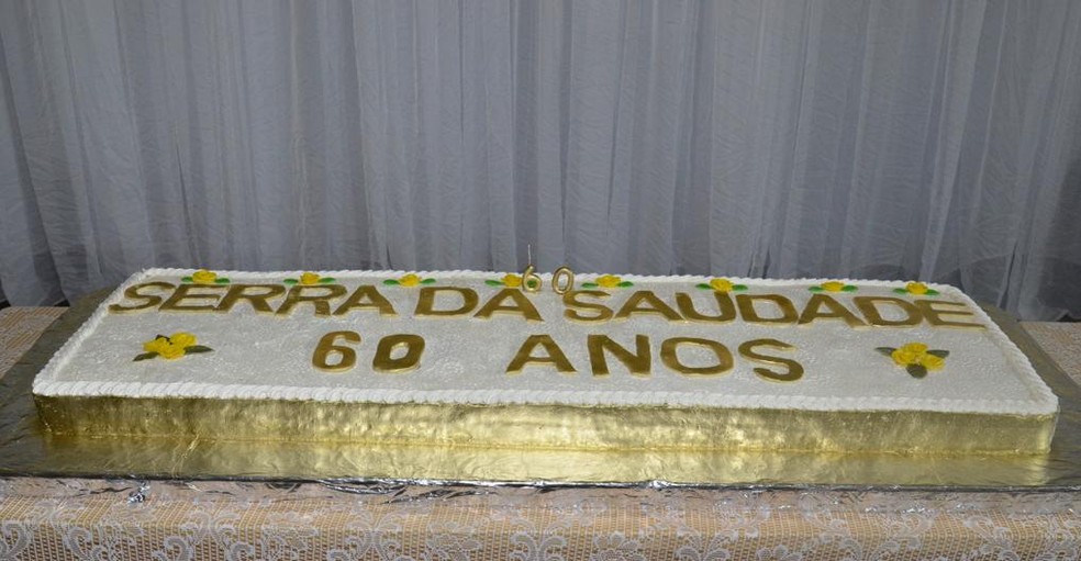 Bolo de aniversário da cidade foi servido em março deste ano no aniversário de 60 anos de Serra da Saudade — Foto: Lucca Fotos/Divulgação 