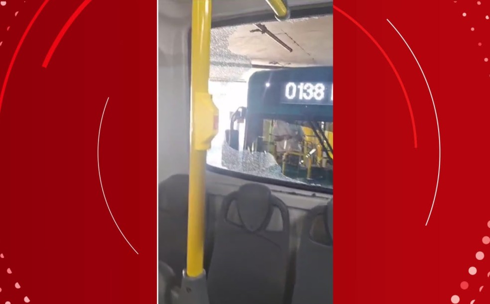 Sindicato dos Rodoviários afirma que torcedores do Bahia apedrejaram ônibus em Salvador — Foto: Sindicato dos Rodoviários