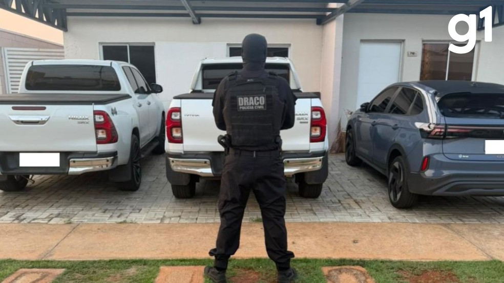 A Justiça autorizou a apreensão de quatro veículos: duas caminhonetes, uma picape e uma SUV. — Foto: PJC-MT