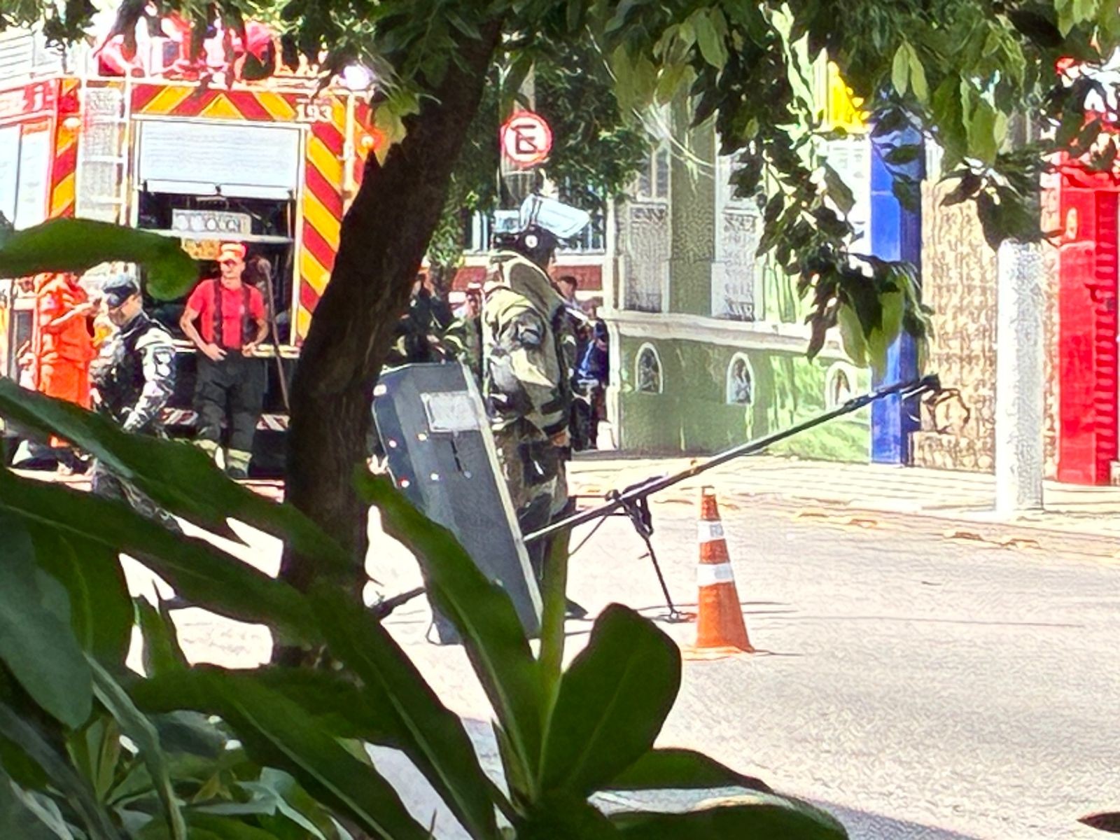 Suspeito é preso com possível artefato explosivo dentro de ônibus no Centro de Manaus